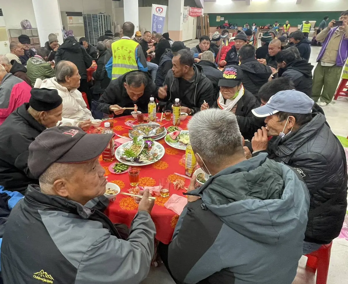 三重寒冬送暖!紳士協會連10年辦桌圍爐,義剪、紅包助街友過好年