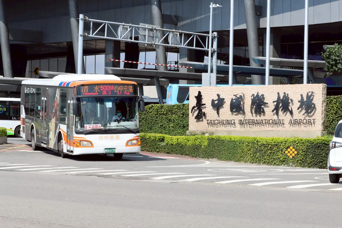 台中最暖風景！500延公車司機「肉身救援」背乘客就醫，全車讚爆