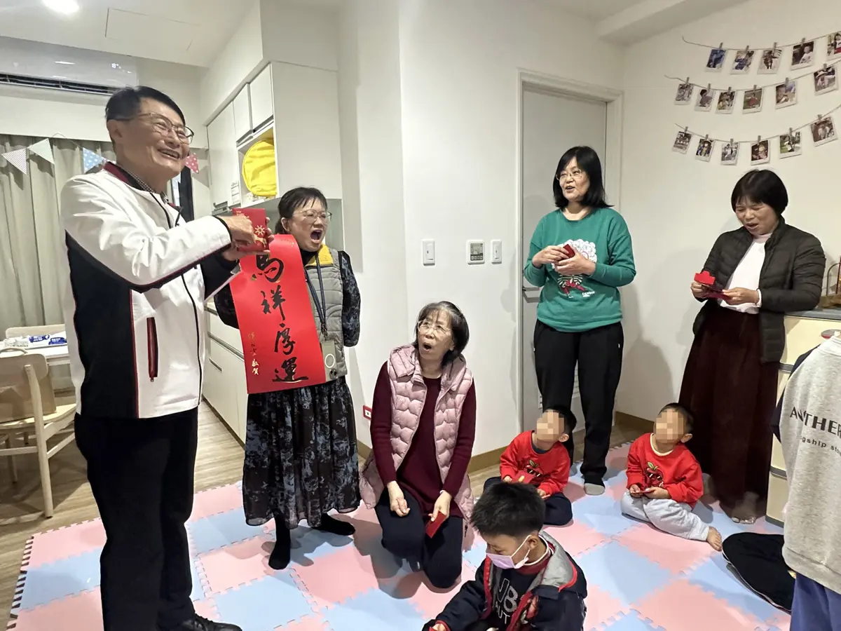 暖心!陳純敬代侯友宜訪新店類家庭,5歲童收紅包一句「馬上有錢花」萌翻全場