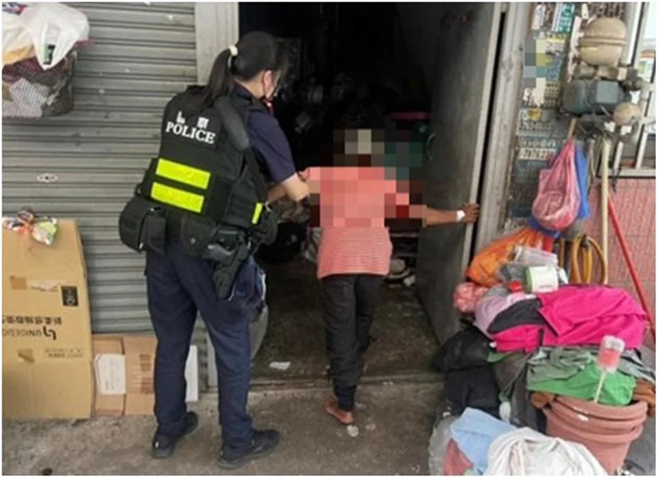 [暖心] 8旬嬤迷途挨餓癱坐路旁！花壇警攙扶上車逐戶問路助返家