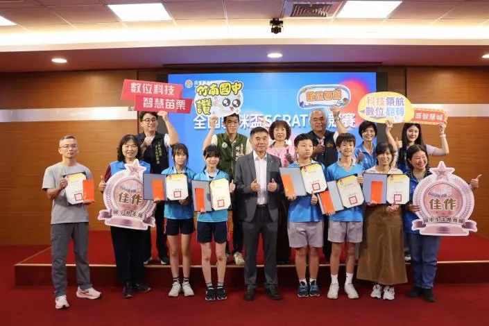 苗栗之光!國中小學生靠「寫程式」勇奪全國大獎,縣長鍾東錦親頒獎勵金