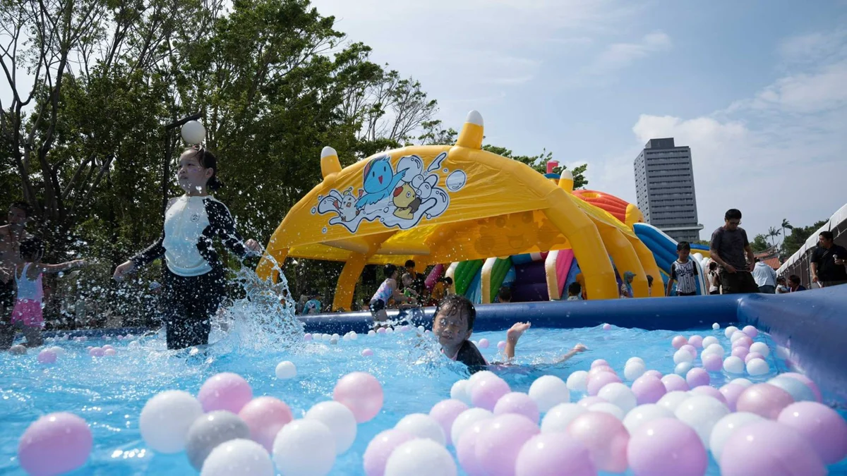 週末遛小孩必去!新竹「風城水樂園」孔廟廣場清涼登場,三大氣墊設施免費玩