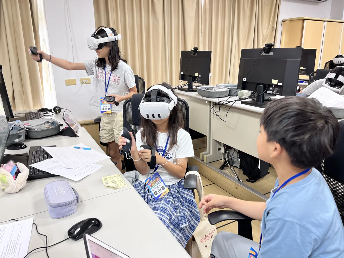 苗栗縣首創XR雙語體驗營！30位學童戴上VR頭盔化身英文小主播
