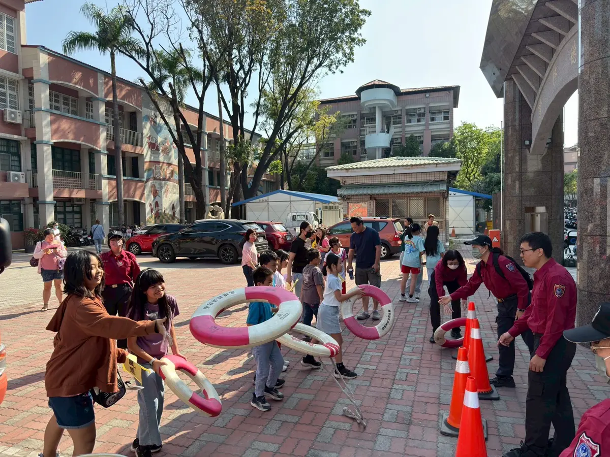 小小消防員出動!鳳山新甲國小變身防災樂園,學童嗨翻體驗一日打火英雄
