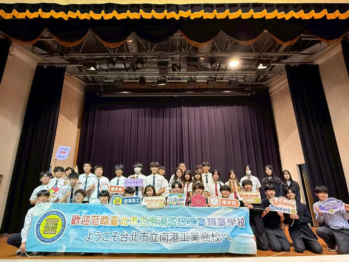 台日技職交流!南港高工秀實力 216名日生體驗機器手臂超驚艷