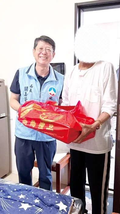 中秋送暖不只送禮!金門地政局長率隊探訪獨居長者 捲起袖子幫打掃防跌