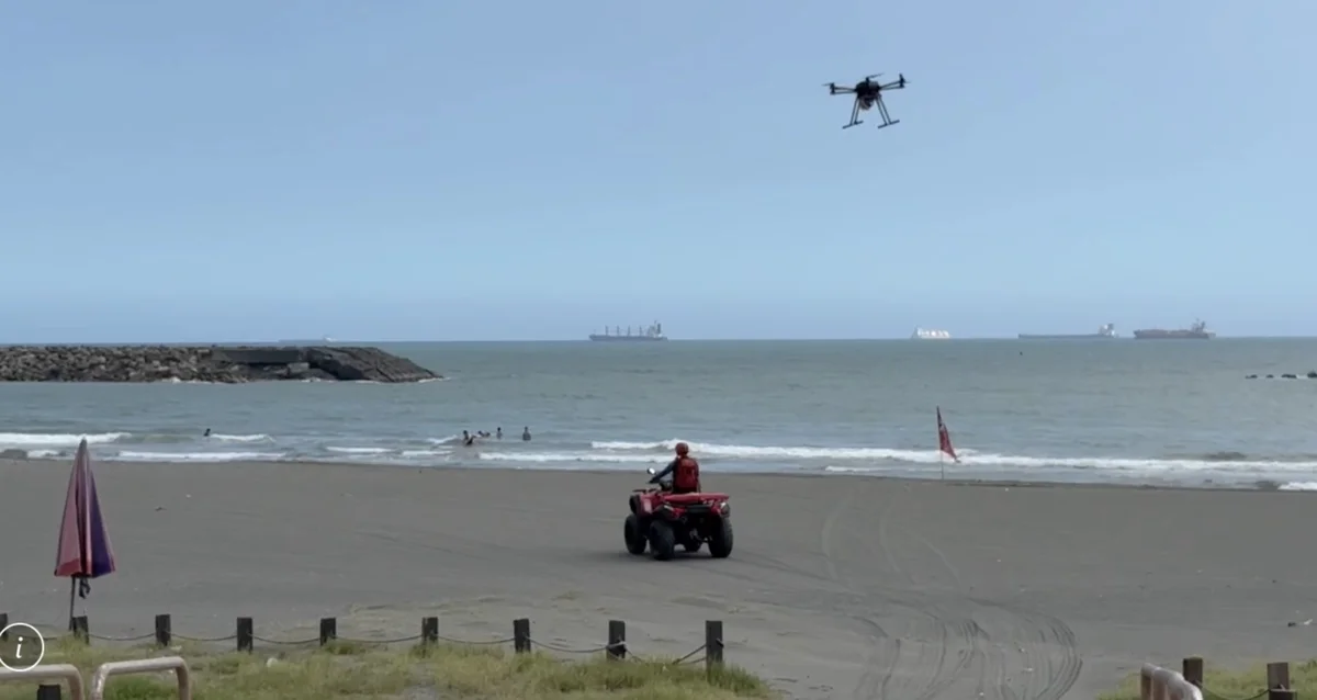 科技守護旗津海域！消防局出動無人機監控 打造夏季安全戲水環境