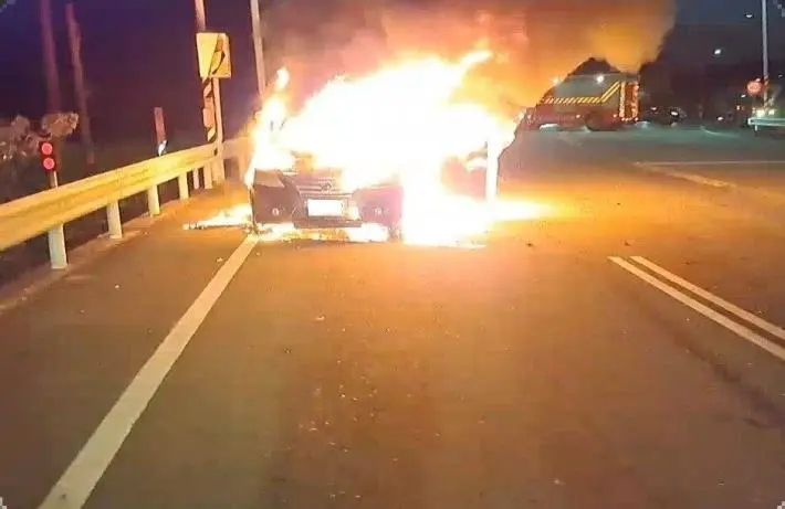 驚魂！三灣外環道火燒車全車陷火海 駕駛乘客急逃生