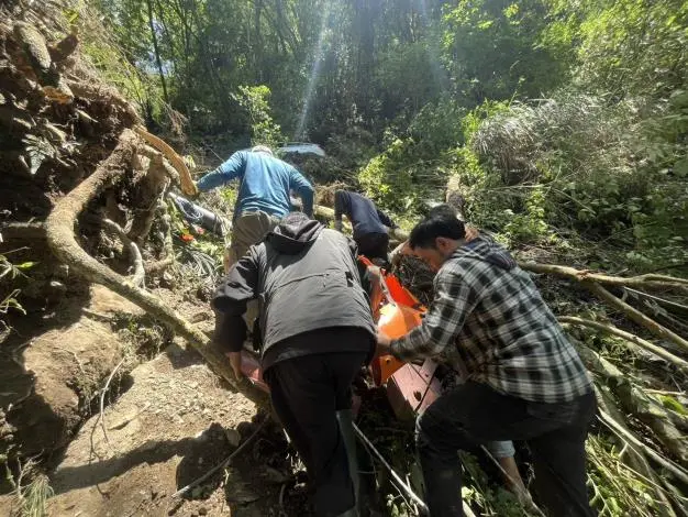 大鹿林道驚魂!卡車墜60米深谷,苗栗新竹跨縣市聯手與死神拔河