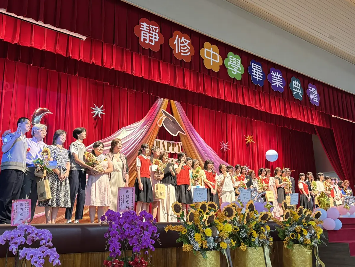 靜修中學畢典「星火燎原」!校長驚喜現身畢業影片,師生合唱〈幾分之幾〉點亮感動星海