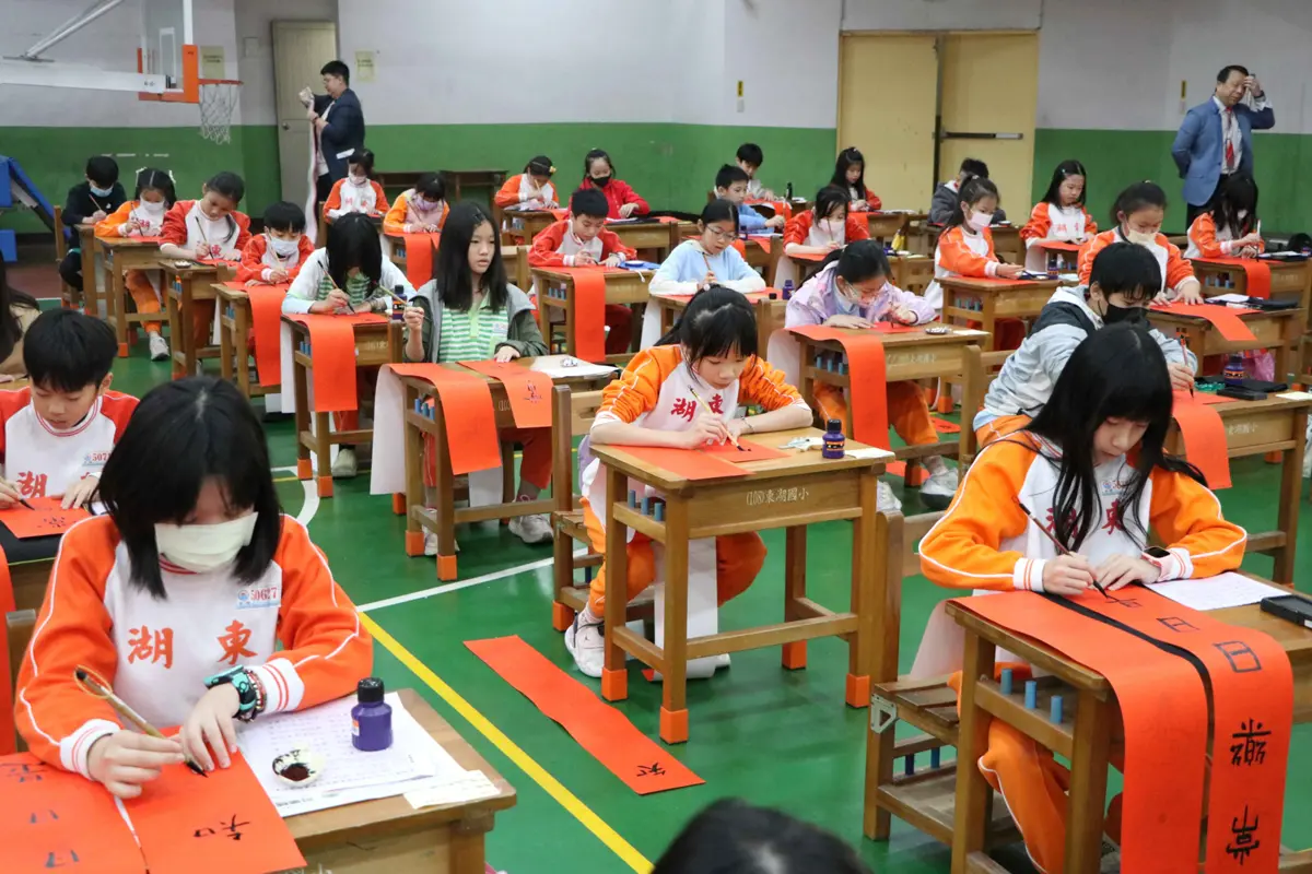 內湖東湖國小百人揮毫迎新春!舞龍舞獅震撼開場,書法名家現場贈墨寶