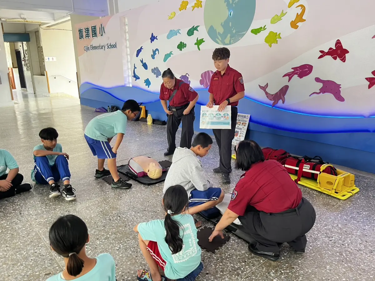 暑假玩水要小心！旗津國小攜手消防隊辦體驗 學生實作CPR、射水直呼：這堂課超實用！