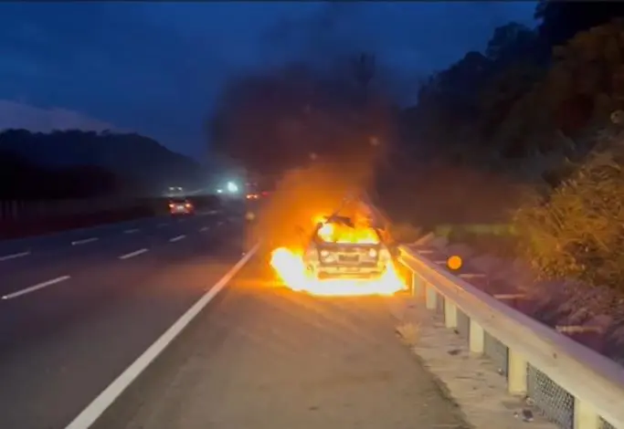 國道3號驚魂!南下140K轎車燒成火球 濃煙蔽日畫面曝光