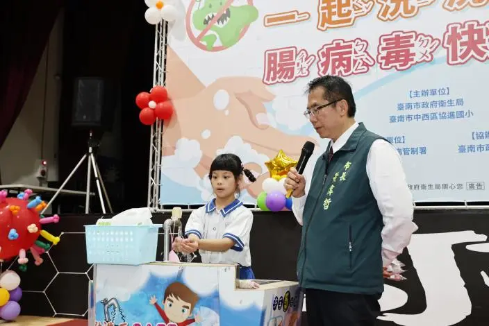 腸病毒大戰!黃偉哲親授「洗手5步驟」護台南學童 衛生局:病例雖減半仍勿輕忽