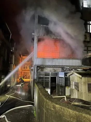 苗栗市凌晨惡火!5層樓公寓竄濃煙,消防急派23人灌救幸無人傷