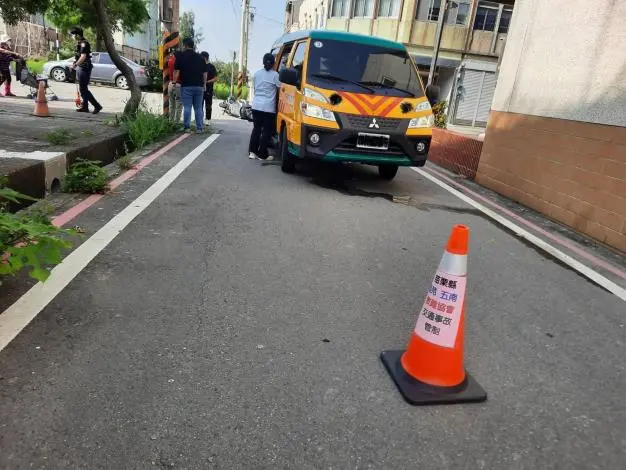 苑裡驚魂！娃娃車路口撞機車 騎士掛彩幸師生均安