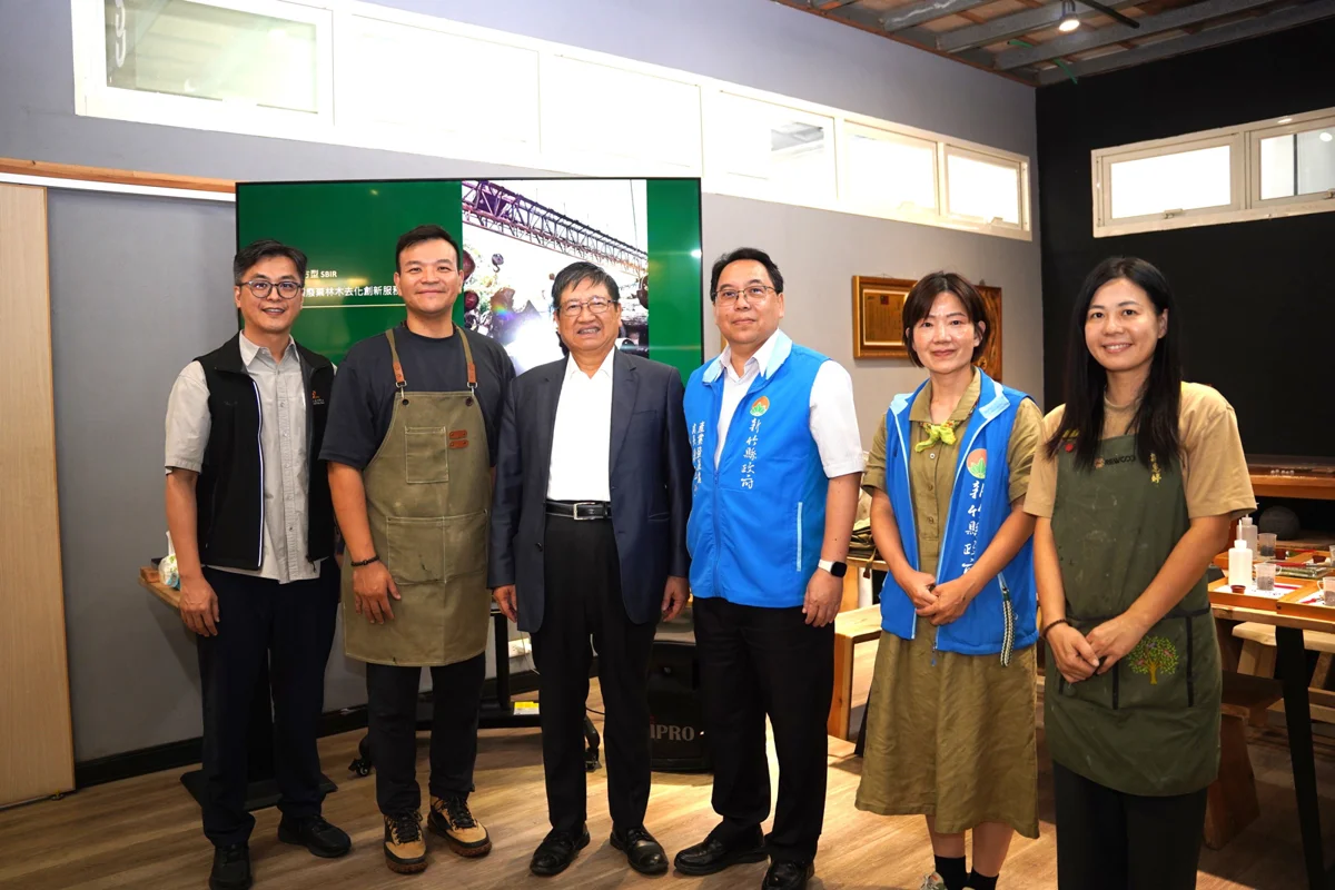 廢棄樹枝變黃金！新竹縣長走訪湖口SBIR亮點企業 揭密行動炭窯創新魔法