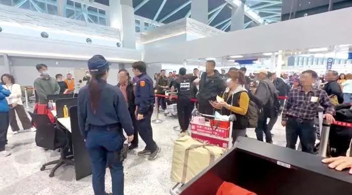 行李超重50公斤大鬧小三通!乘客怒踹櫃檯遭送辦 港務處強硬回擊:列黑名單拒載