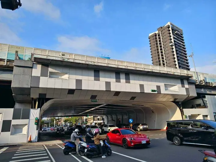 板橋人回家路變亮了!民生陸橋告別陰暗,夜間通行更安心