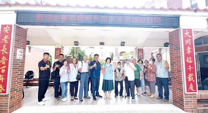 金寧鄉長楊忠俊率隊慰問大同之家 端午佳節溫暖長輩心