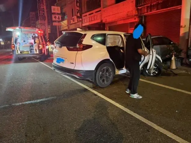 通霄深夜驚魂!轎車自撞分隔島再衝撞民宅車輛 駕駛幸運無傷