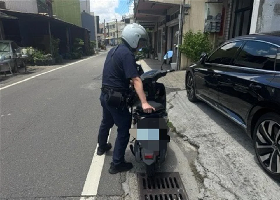 8旬翁頂烈日牽電動車體力透支!和美警暖心相助推車返家