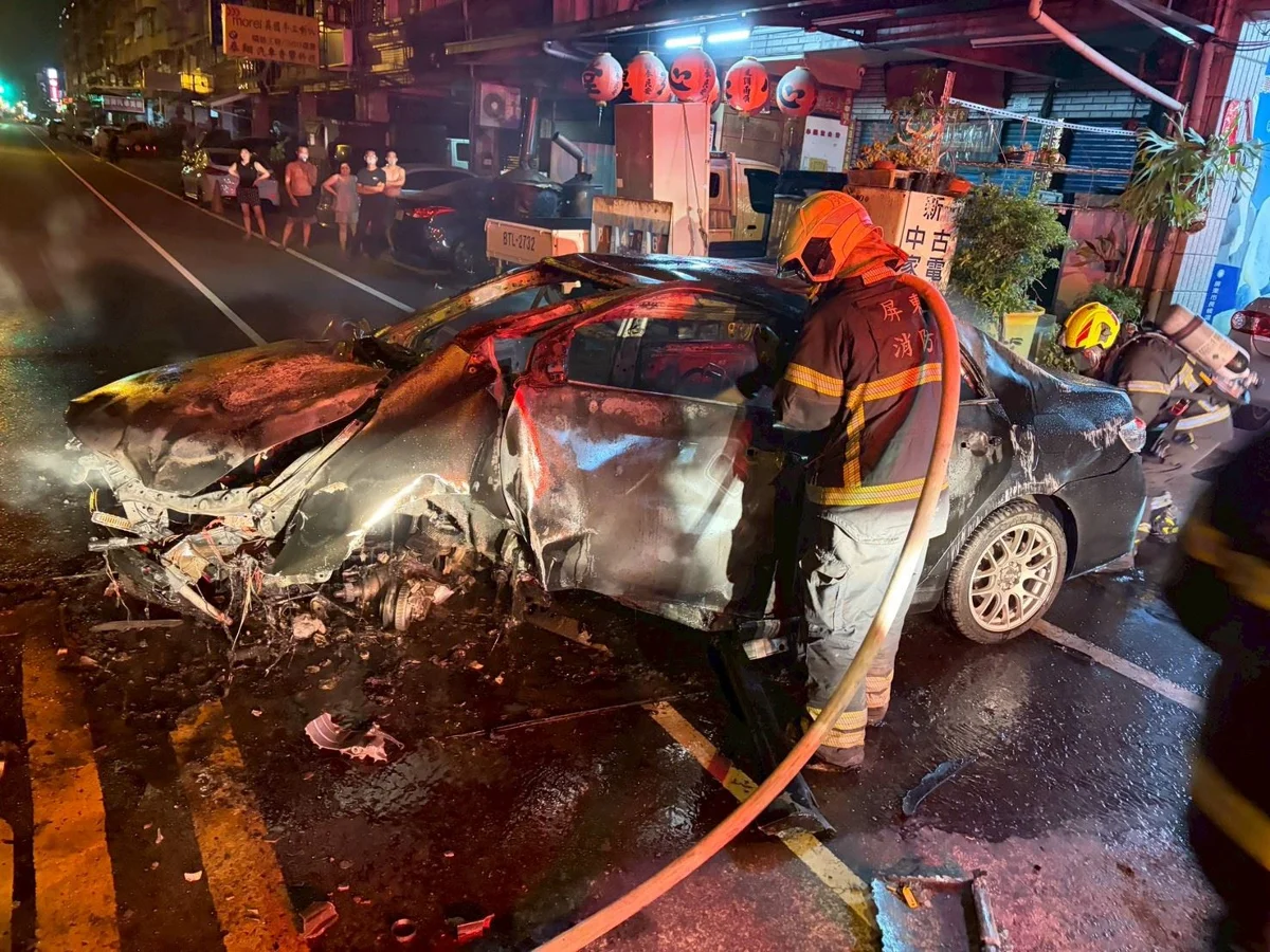 屏東市凌晨驚傳車禍火燒車!34歲男受傷急送醫 警消10分鐘撲滅
