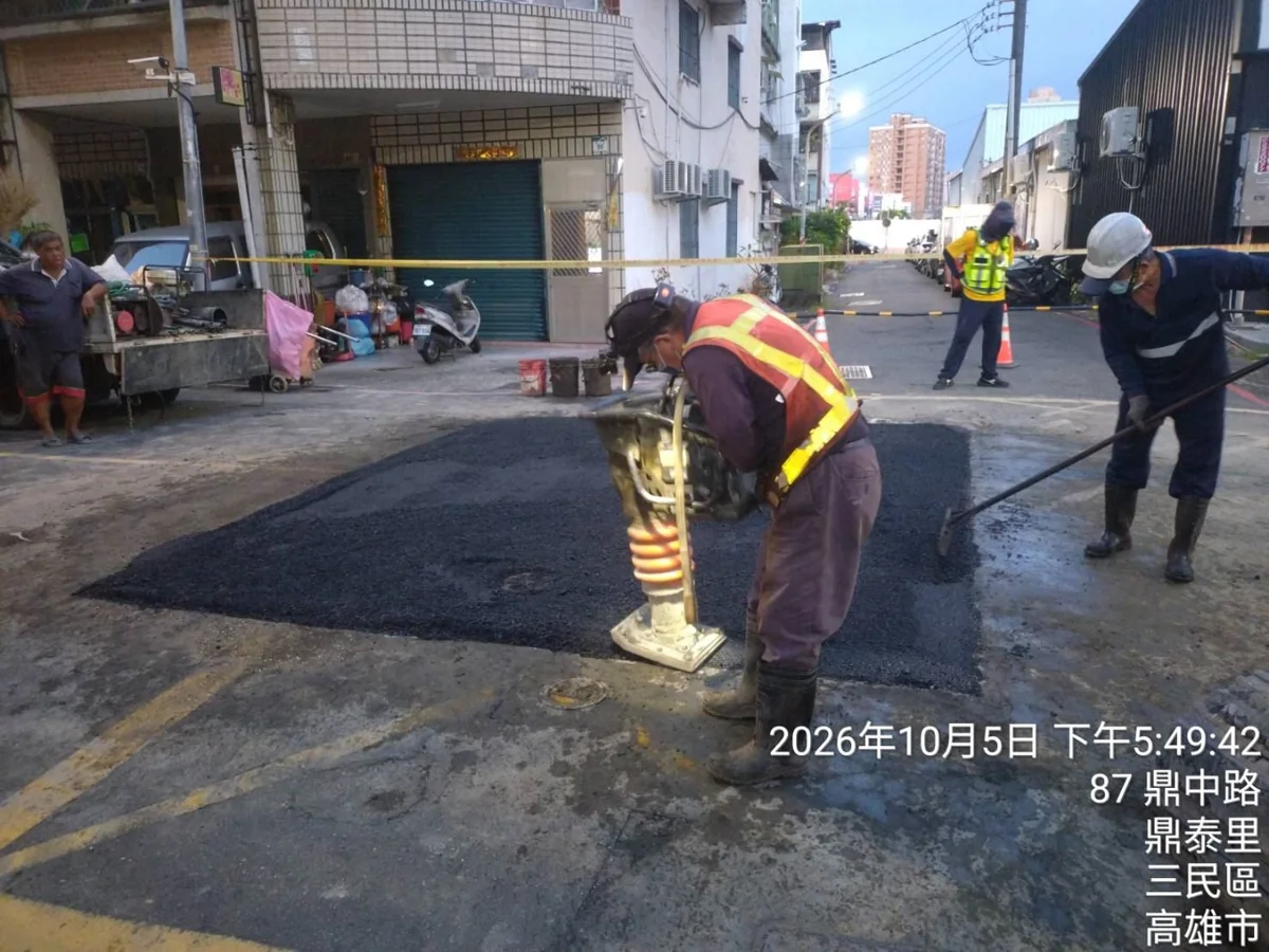 高雄鼎中路自來水管滲漏釀「天坑」!環保車卡洞驚魂,市府急搶修明恢復通車