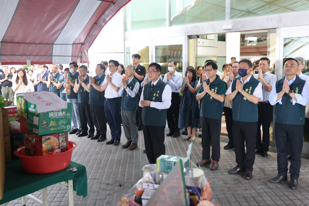 台南市府普渡祈福！黃偉哲率團隊祭拜 祭品化作愛心助弱勢