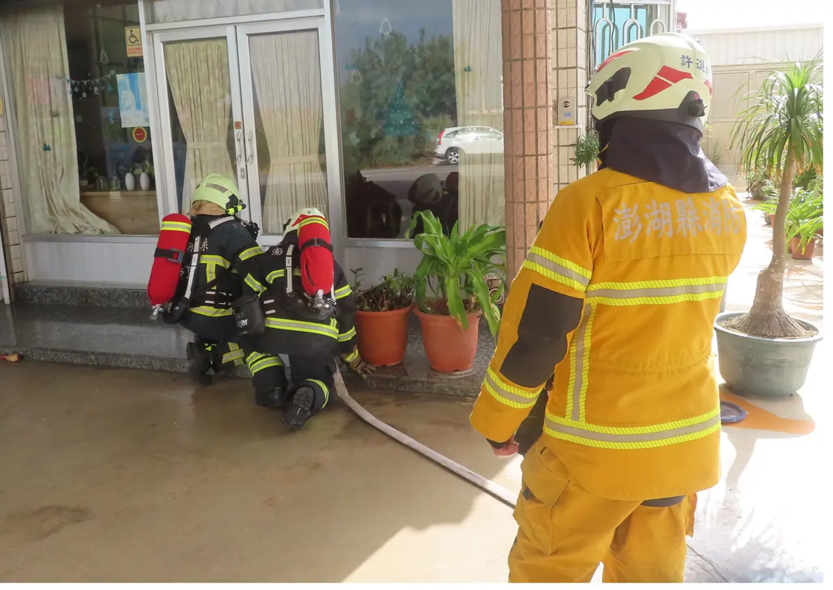 驚險!澎湖加油站機車起火濃煙竄天?消防急出動,真相是為「平安過好年」