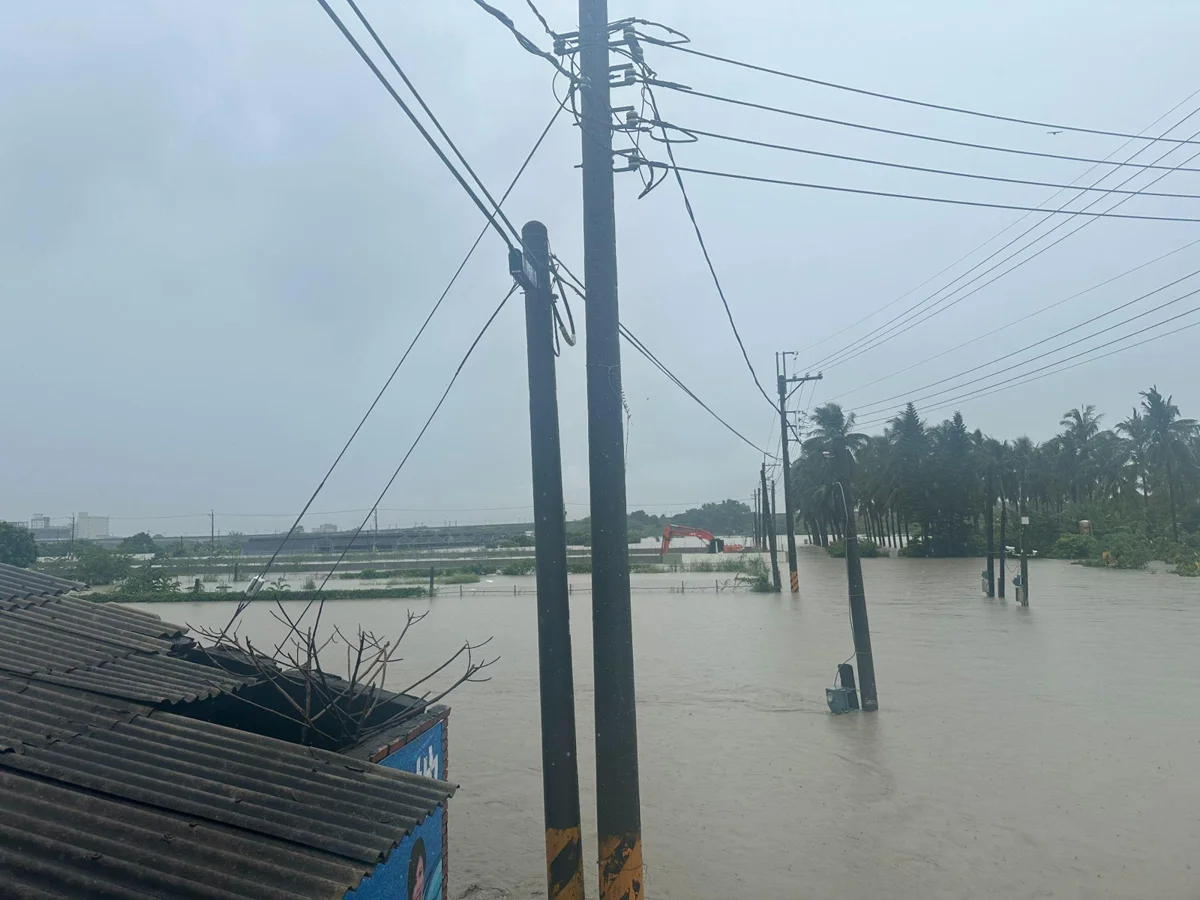 暴雨狂炸路竹!橡皮艇勇闖淹水區救援 獲救民眾親赴消防隊致謝