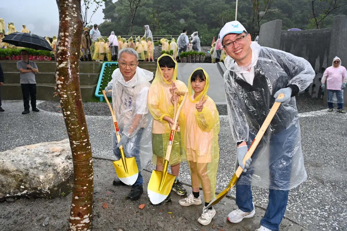 蘇澳溪變身！士敏國小「戶外教室」啟用，代理縣長林茂盛與學童共植樹描繪新藍圖