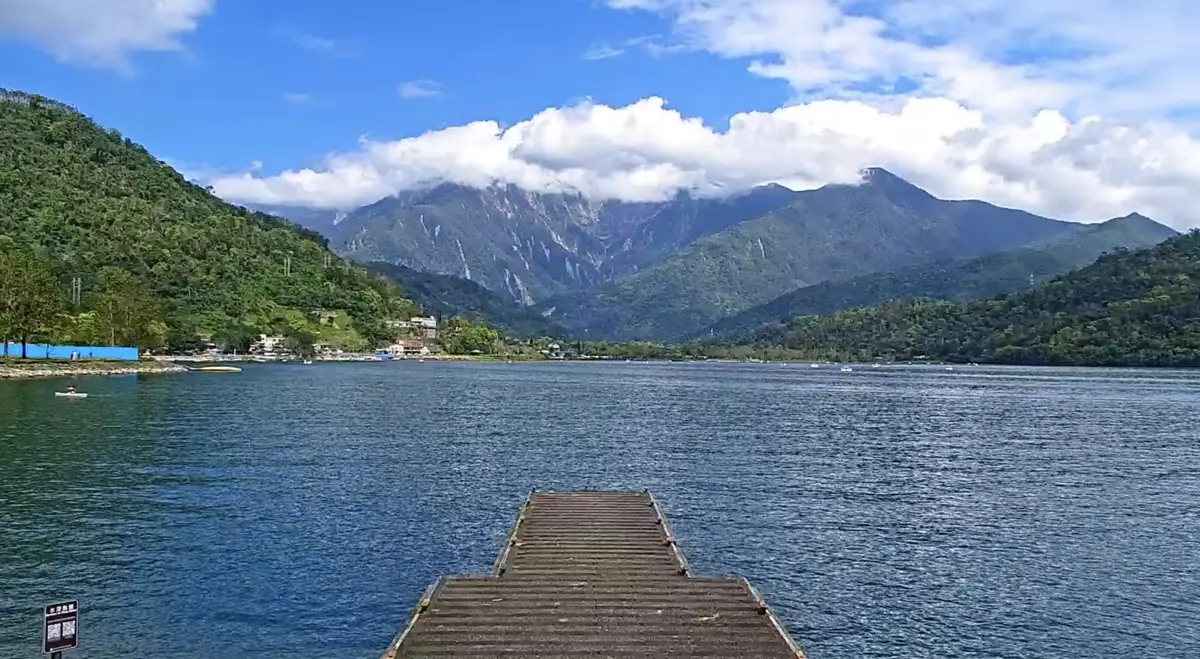 不求人!鯉魚潭遠端自拍鏡頭上線 旅客秒拍湖光山色