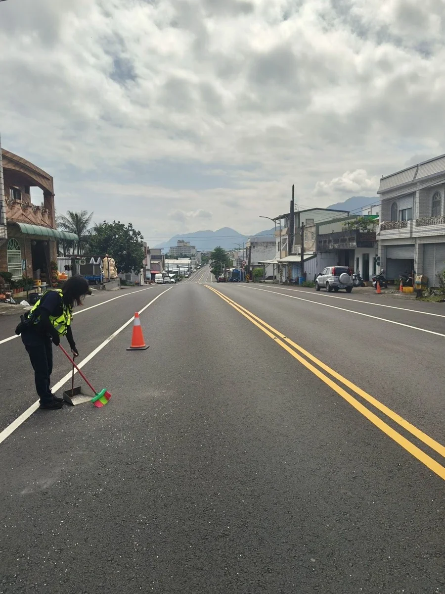 事故處理完仍掛心!女警折返臺11線清掃碎玻璃 暖心舉動護用路人