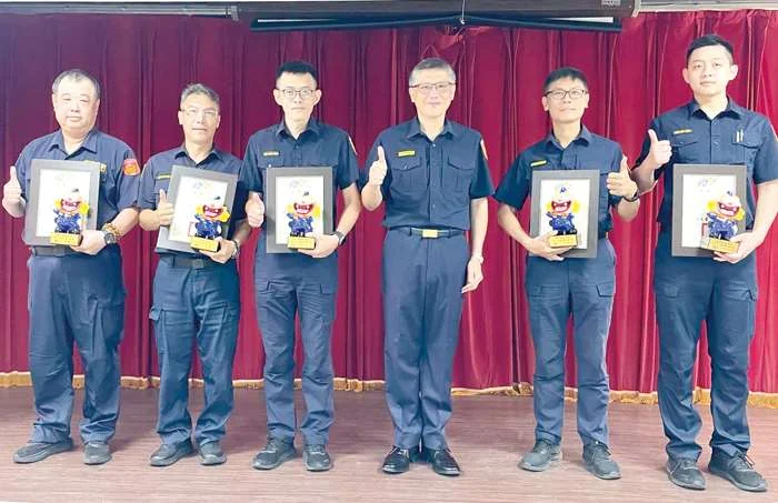 金門5警獲表揚!防詐、救人樣樣精 獲頒專屬「警察風獅爺」公仔