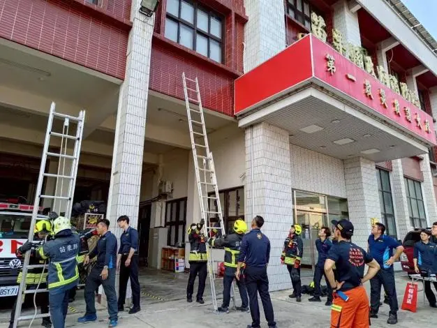 苗栗消防員變身蜘蛛人!美式梯實戰訓練畫面曝光 強化救災戰力