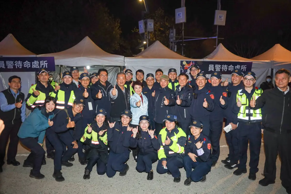 台中跨年夜幕後英雄!盧秀燕深夜慰勞警消環衛 3小時神速恢復市容