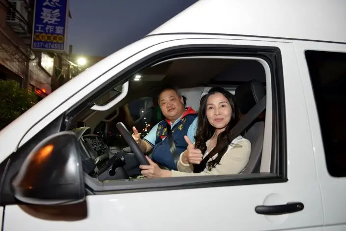 竹南濟公會再捐復康巴士!苗栗身障朋友外出更便利 縣長夫人親自致謝