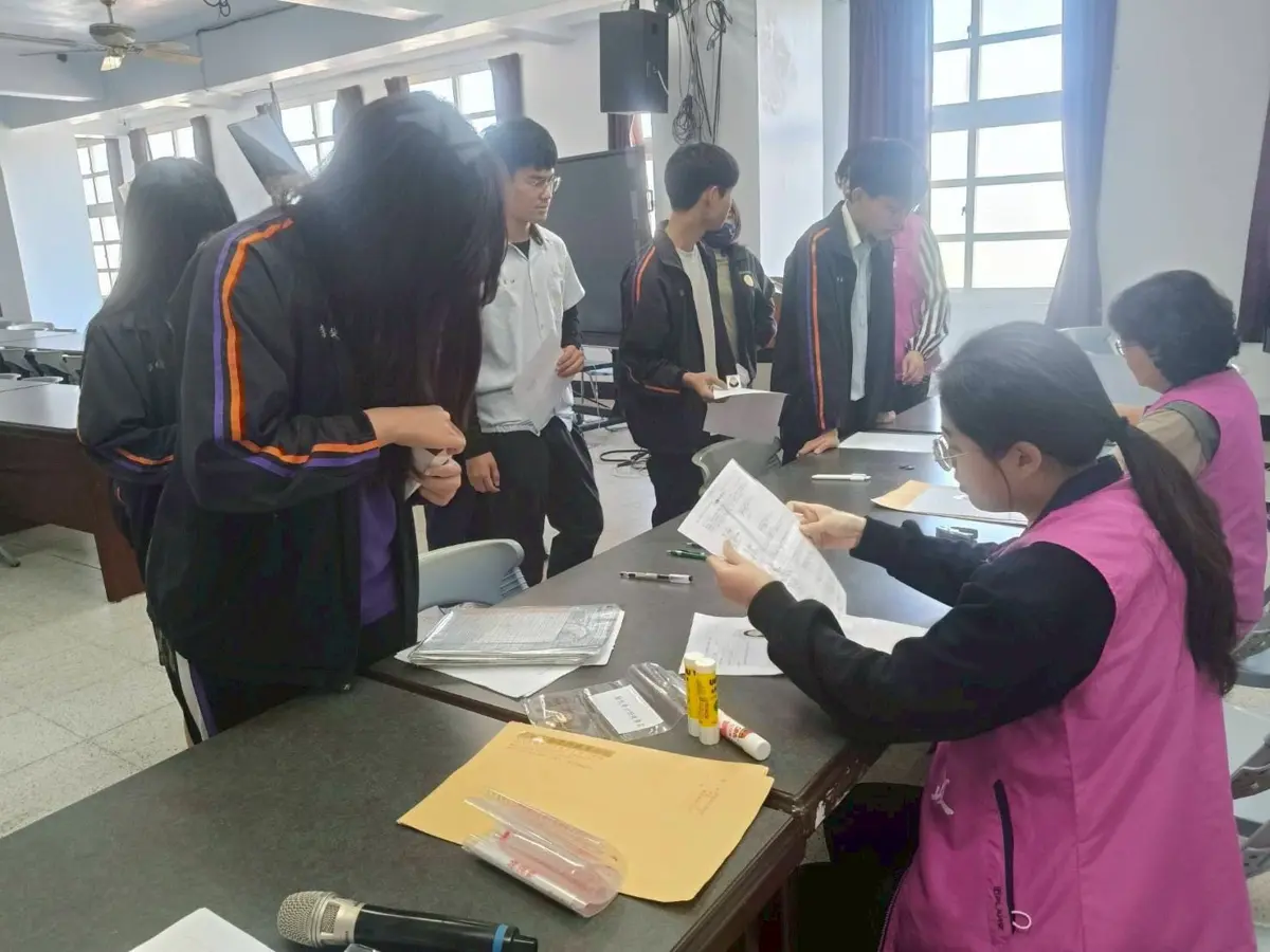 茄萣國三生免奔波！戶政所「到校服務」辦身分證，同步宣導防詐騙