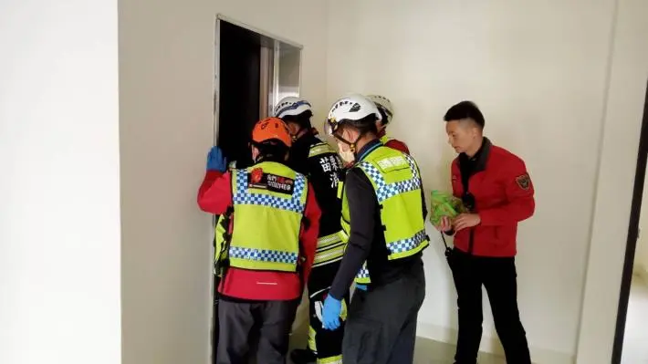 竹南大樓驚魂!5人受困電梯動彈不得 消防隊火速救援成功脫困