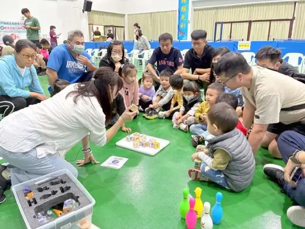 金門首創!古寧國小推「不插電AI機器人」課,幼兒玩積木就能學程式