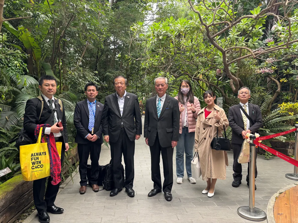 台日園藝交流!日本礪波市長夏野修訪臺北玫瑰園 讚嘆高溫栽培術