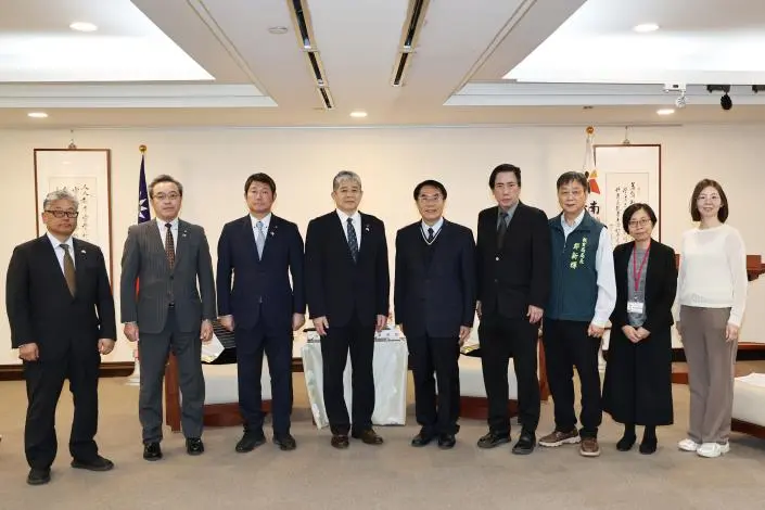 台南新路名「很日本」!紀念與熊本宇城締盟週年 黃偉哲親授「宇土路」公文