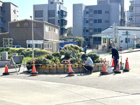 馬祖酒廠前圓環遭小客車撞毀!駕駛肇事逃逸 警方調閱監視器追緝中