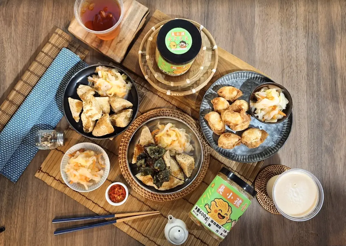 三重三和夜市人氣滿分攤車,「臭小孩金酥臭豆腐」美味泡菜特製醬料必吃