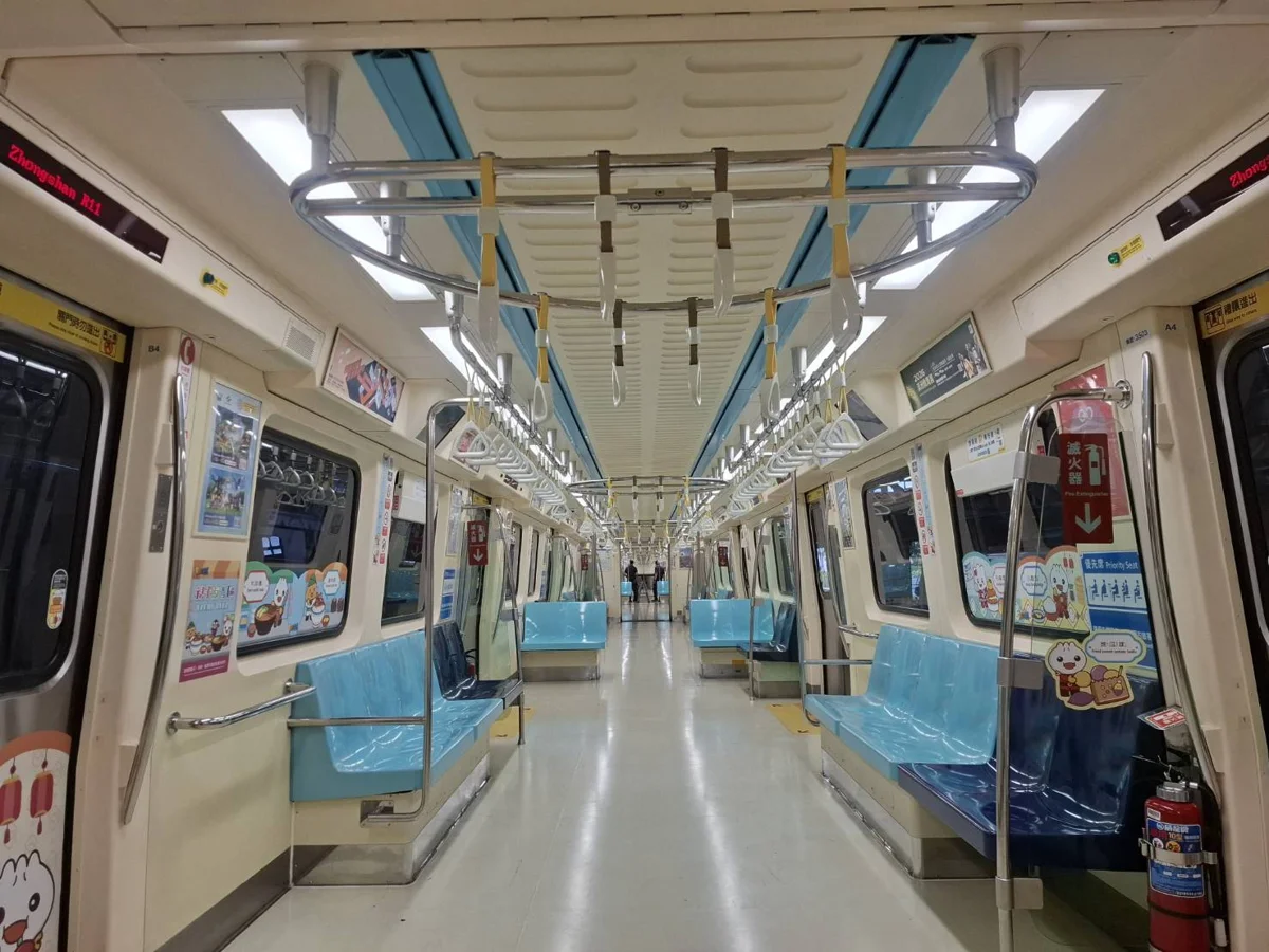 搭捷運更穩了！淡水信義線「空間優化列車」增設拉環 貼心降高6公分
