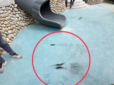 惡劣!青少年騎電動車闖公園「燒胎」 台中清水鰲峰山遊戲場地墊慘遭毀容