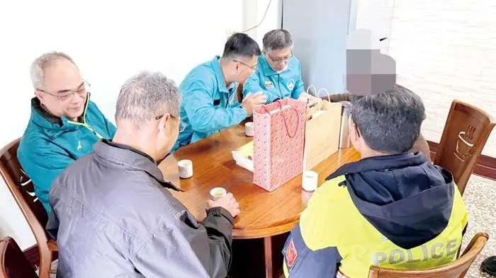 春節送暖!金門警局長黃壬聰親訪金城獨居長者 噓寒問暖送上祝福