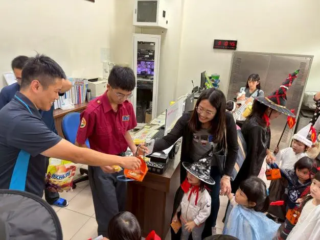萌翻大湖!幼兒園萬聖節變裝踩街 消防隊驚喜變身糖果屋