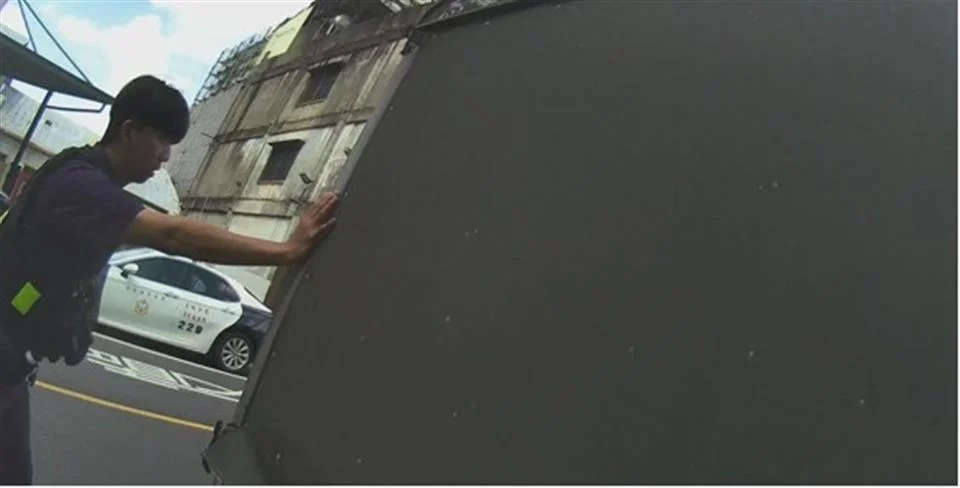 駕駛愛車拋錨卡路中好焦急!員林警巡邏神救援秒解圍